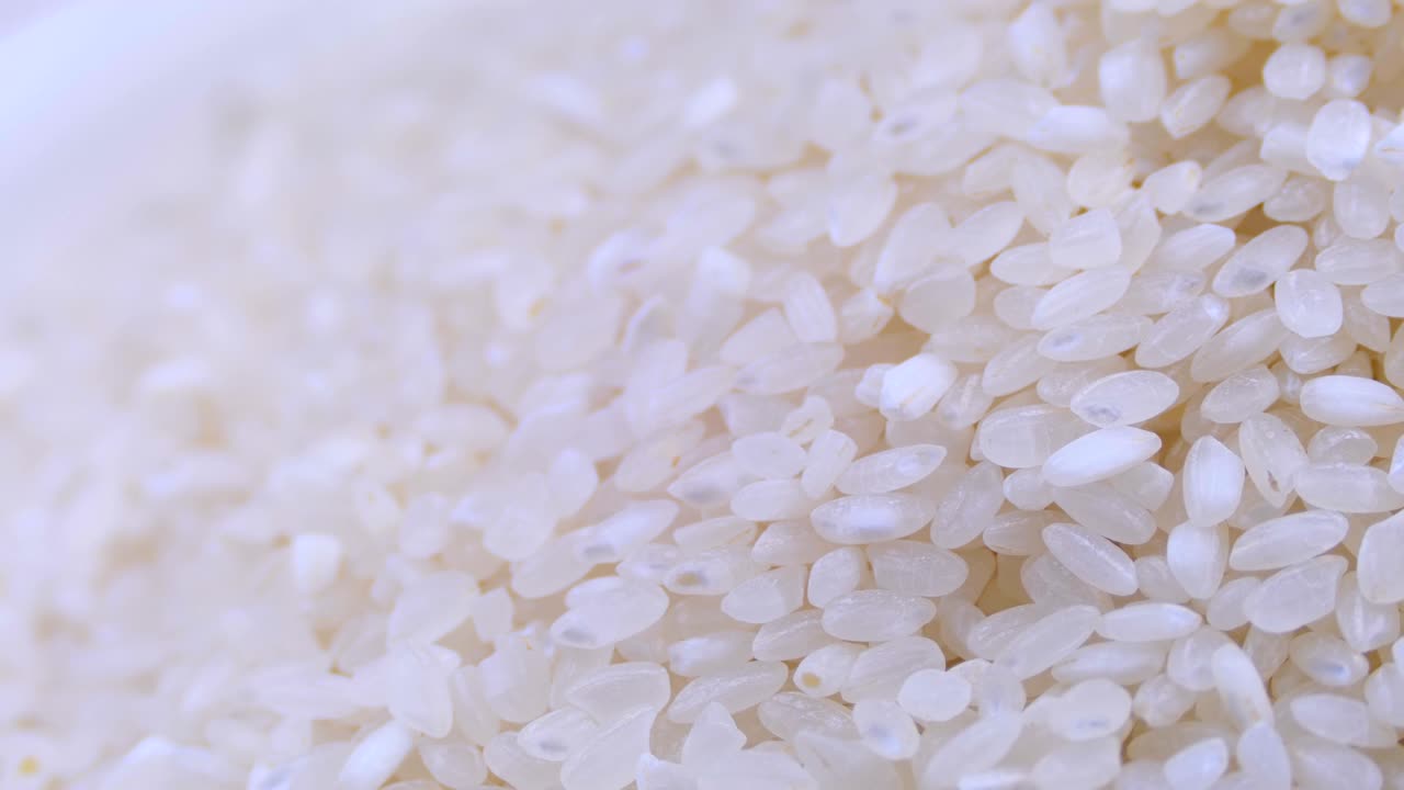 원시  곡물은 근접으로 회전합니다.