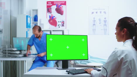 la enfermera consulta con el médico
