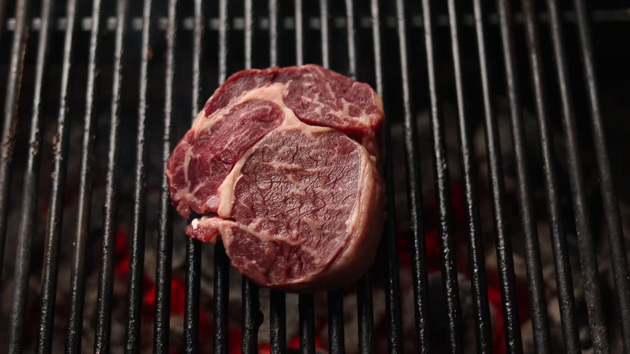 그릴에서 스테이크를 요리하는 것