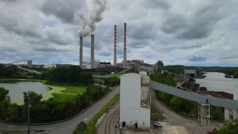 Aufsteigender-Schuss-Des-Fossilen-Dampfkraftwerks-In-Cumberland-City,-Tennessee