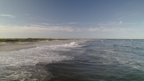 Drone-Aéreo-Se-Mueve-Hacia-Abajo-Surf-Y-Playa-En-Long-Beach-Island-Con-Agua-Salpicada-Cerca-De-La-Cámara