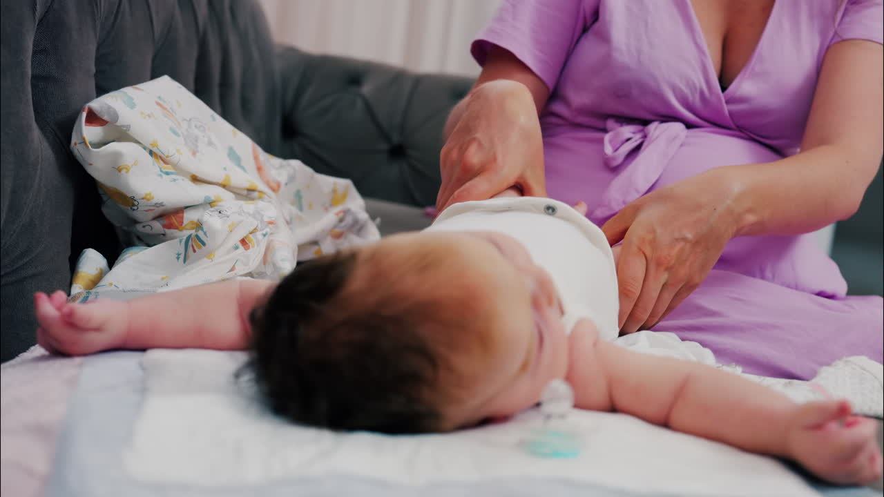 Primo piano di una madre che fa esercizi di mobilità con il suo bambino