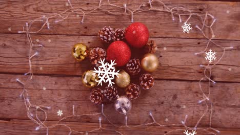 animación de nieve cayendo sobre decoraciones de navidad con luces de hadas.