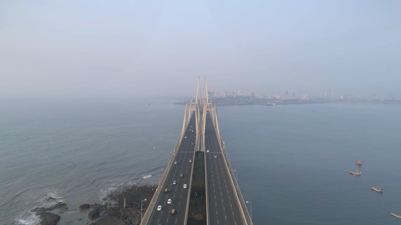 um drone disparado na ligação marítima bandra worli visto de uma vista aérea em câmera lenta