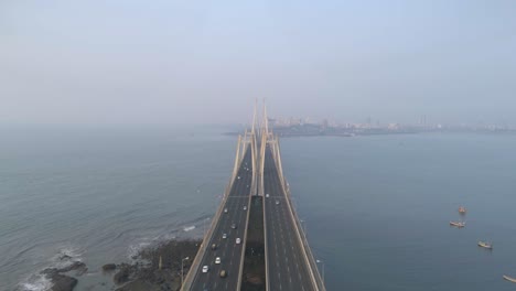 un disparo de un dron en el enlace marítimo de bandra worli visto desde una vista aérea en cámara lenta