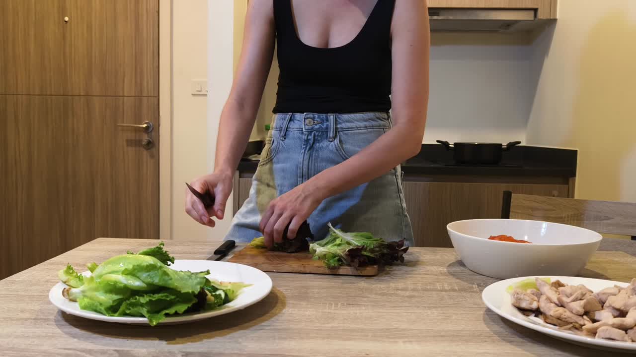 부에서 러드를 준비하는 여자