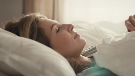 mujer caucásica despertando en un día soleado