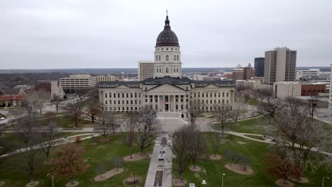 el edificio del capitolio del estado de kansas en topeka, kansas con un video de avión no tripulado moviéndose hacia arriba.