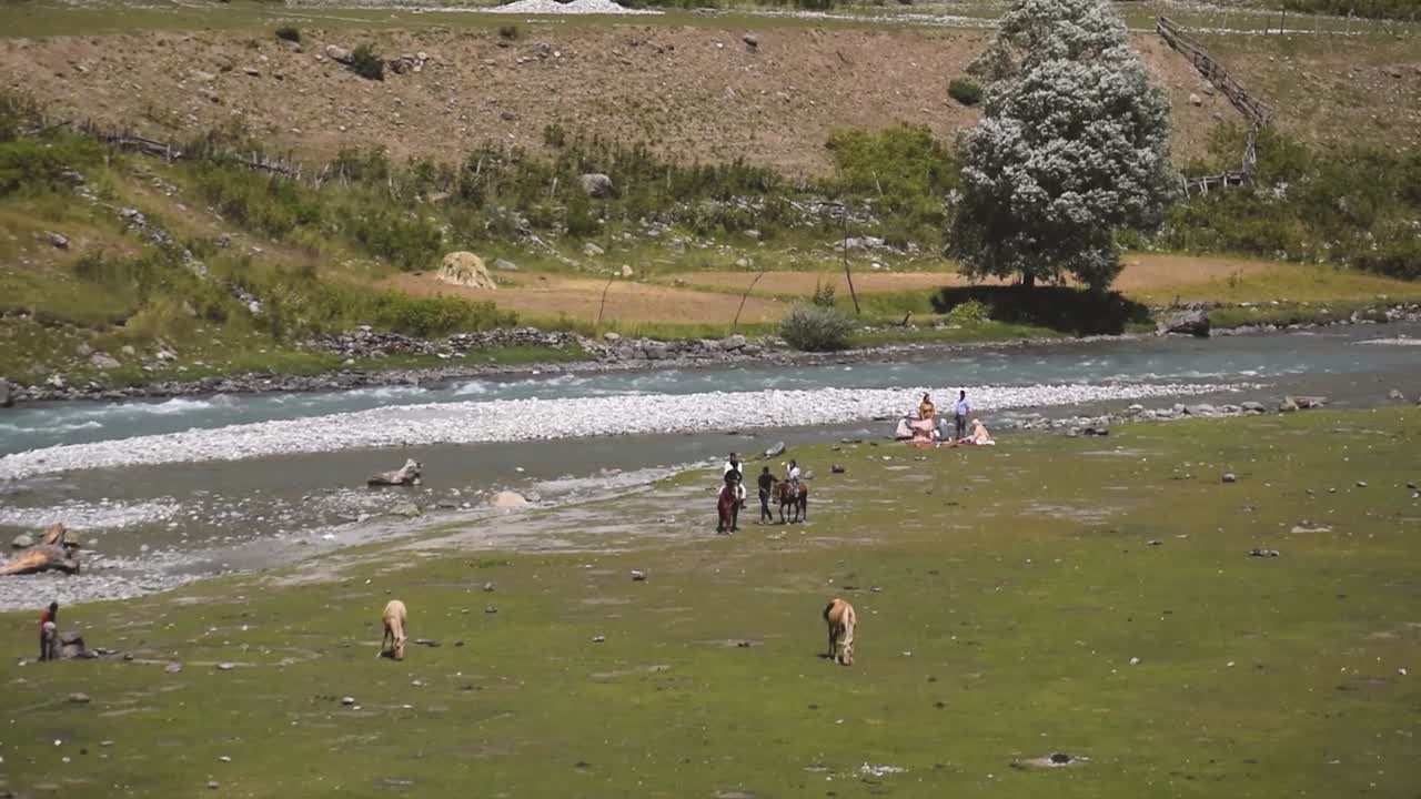 верховая езда на горах кашмирской долины, индия