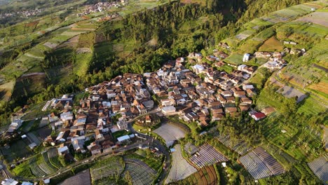 vista aérea del campo en la ladera de la montaña sumbing, indonesia