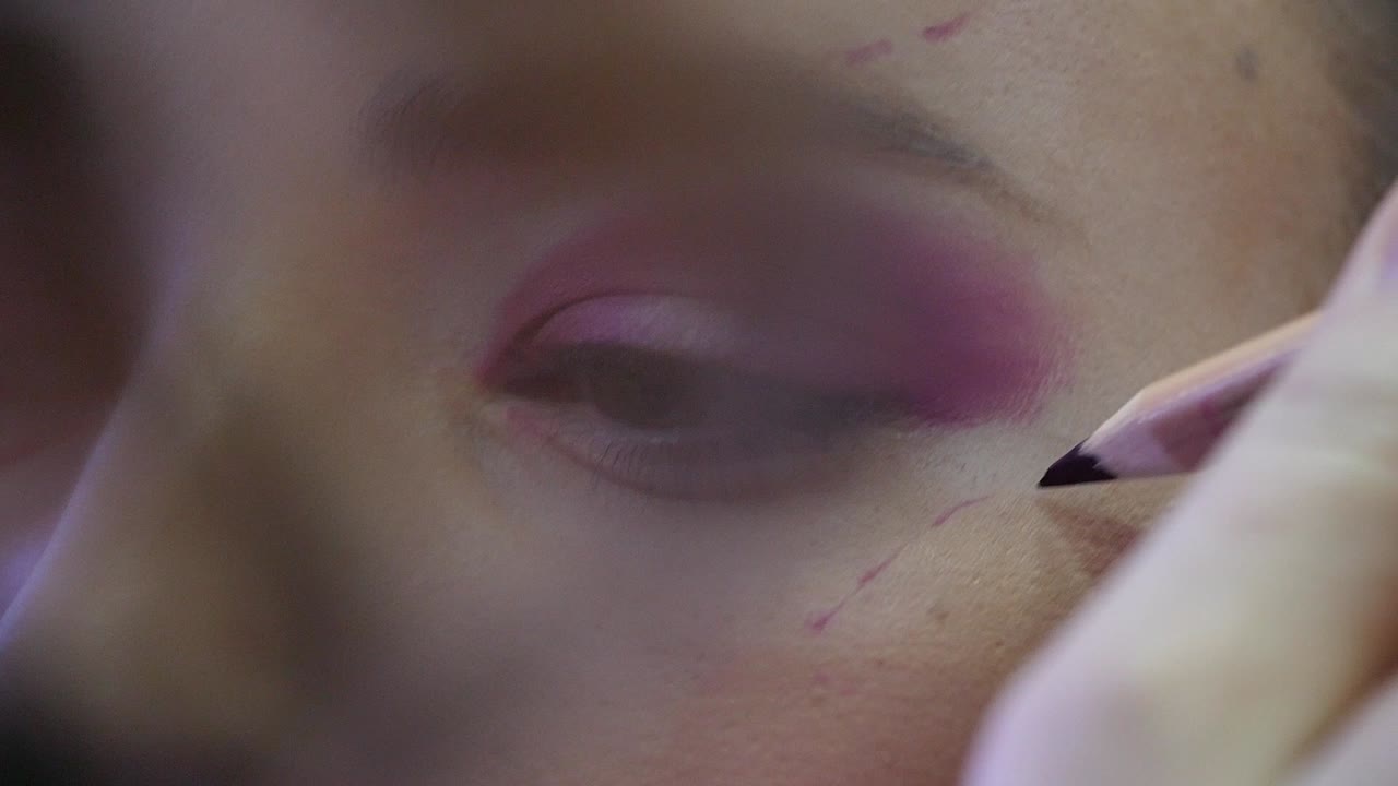 여성 이 메이크업 을 하고 있다