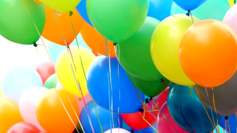 globos de helio de colores festivos