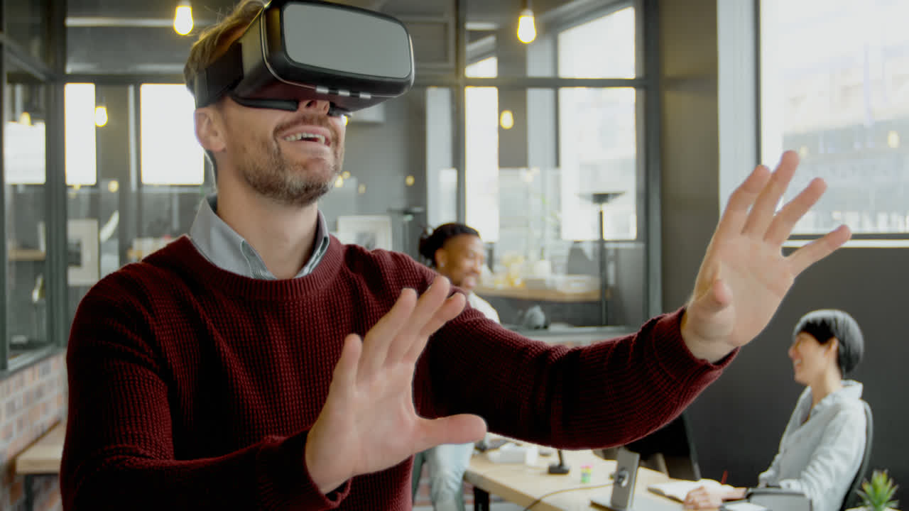 Dirigente uomo che usa un visore per la realtà virtuale in ufficio 4K