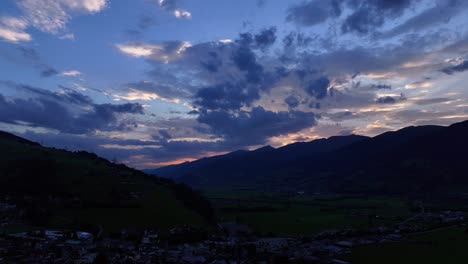 Puesta-De-Sol-De-Nubes-Oscuras-Y-Luz-Del-Sol-Que-Se-Desvanece-Sobre-Siluetas-De-Montaña