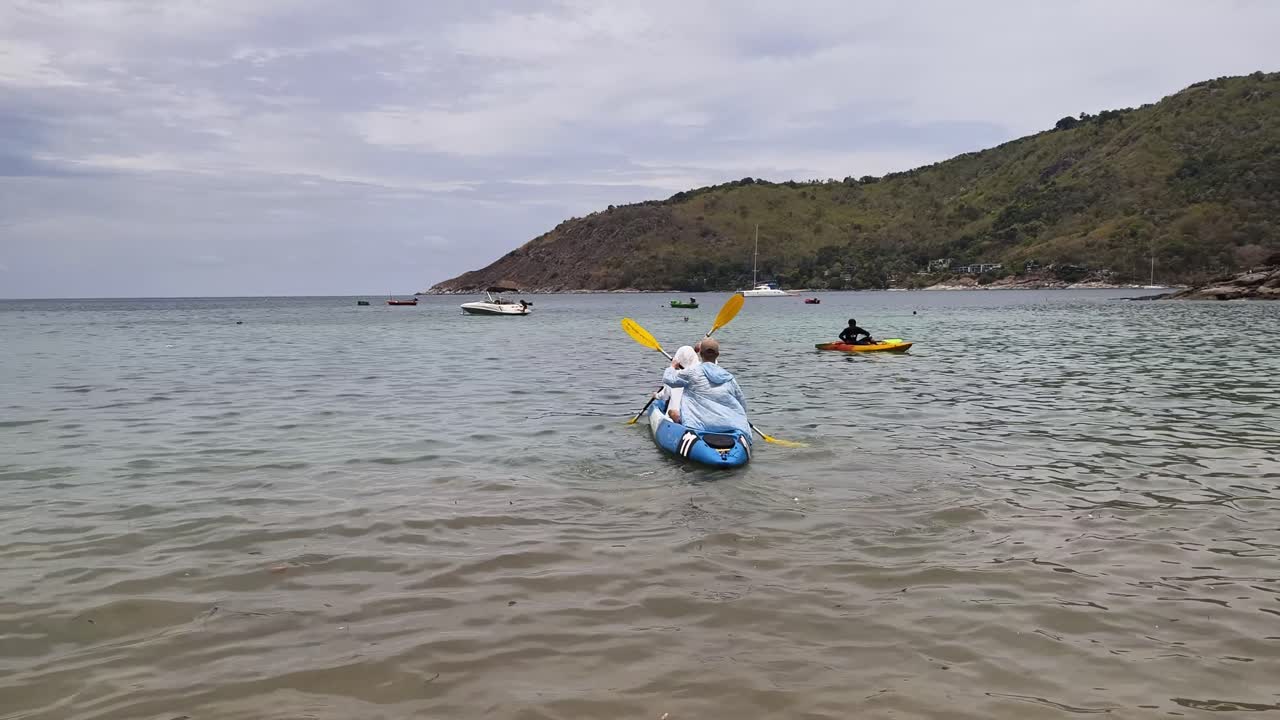 Paseo en kayak en una bahía tropical