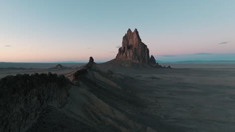 Weitwinkel-Filmdrohnenaufnahmen-Von-Ship-Rock,-New-Mexico