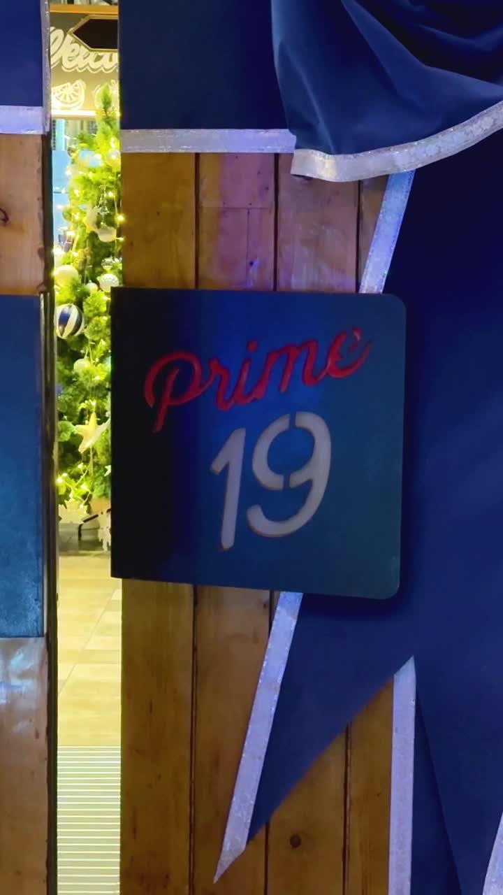 cintas azules y un letrero en la puerta de madera