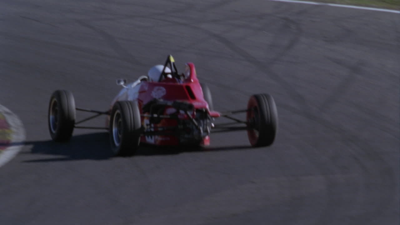 フォーミュラカーがサーキットを走行している 4