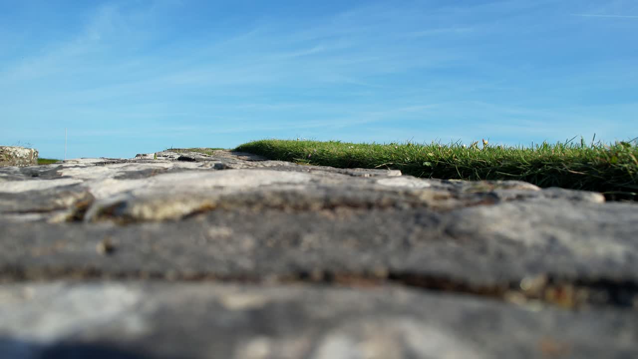 지상에서 이륙할 준비가 된 드론 시작 프로펠러의 낮은 각도 pov  ⁇