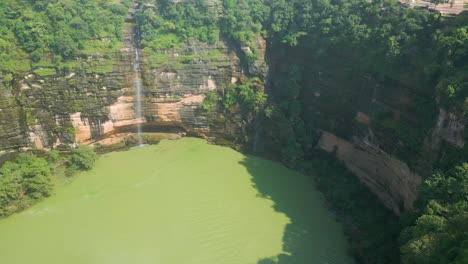 cascada rajdari devdari y la presa latif shah y el lago chandraprabha vista aérea