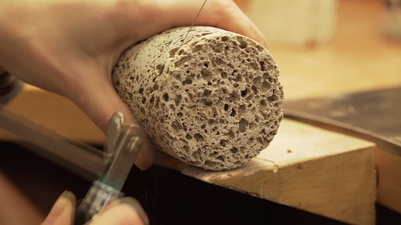 cortar hormigón con sierra de hilo - toma de primer plano del taller