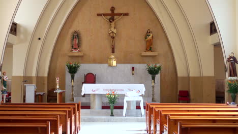 Caminando-Dentro-De-Una-Pequeña-Iglesia-Vacía