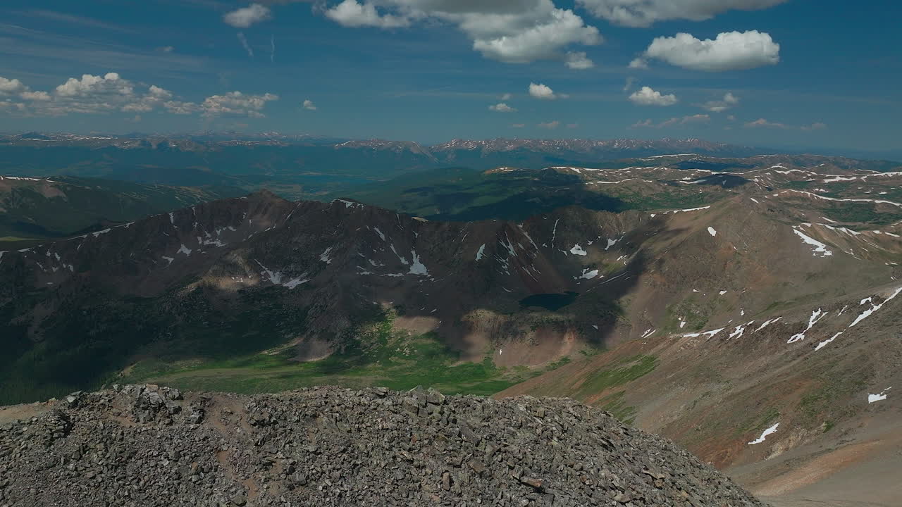 avión no tripulado cinematográfico temprano en la mañana grises y torres 14er picos vuelo por encima de las montañas rocosas división continental colorado impresionante vista del paisaje de mediados de verano hermosa nieve en la parte superior movimiento hacia adelante