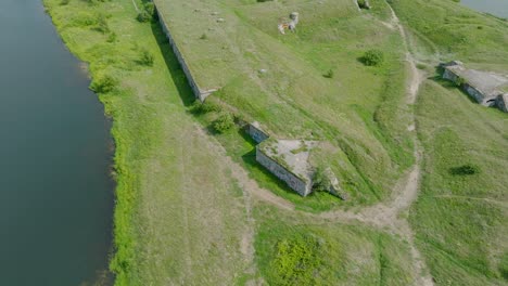 Vogelperspektive-Aus-Der-Vogelperspektive-Auf-Verlassene-Historische-Betonbefestigungsgebäude-Am-Meer,-Südliche-Festungen-In-Der-Nähe-Des-Strandes-Der-Ostsee-In-Liepaja,-Sonniger-Sommertag,-Weite-Drohnenaufnahme,-Die-Sich-Vorwärts-Bewegt