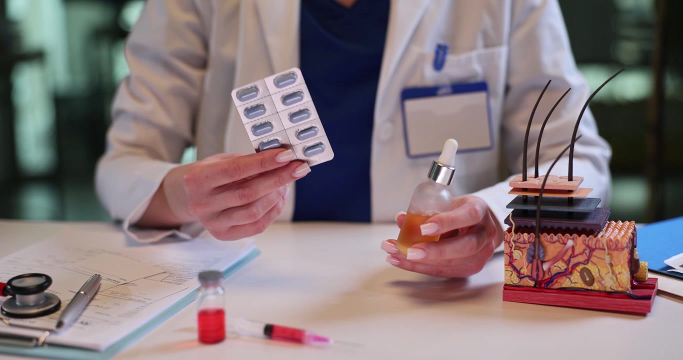 Dermatologo tiene flacone di siero e pillole vicino a un modello di strati della pelle
