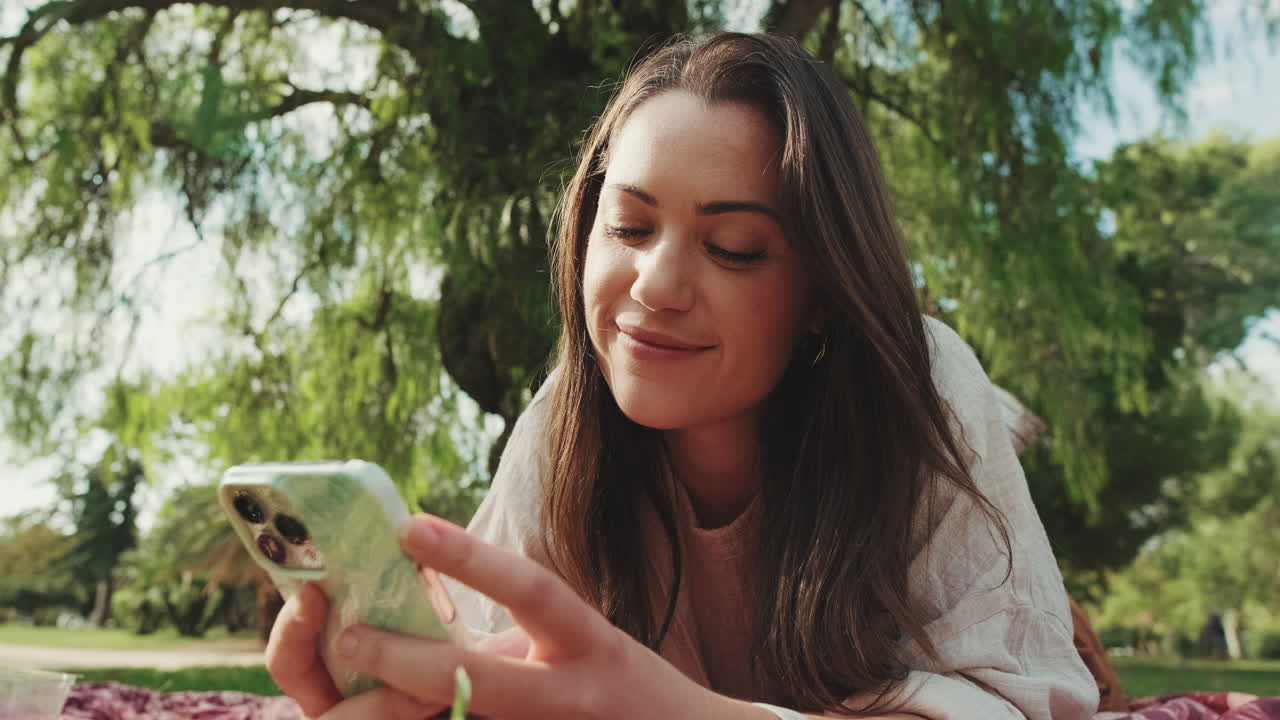 Mujer que usa el teléfono en el parque