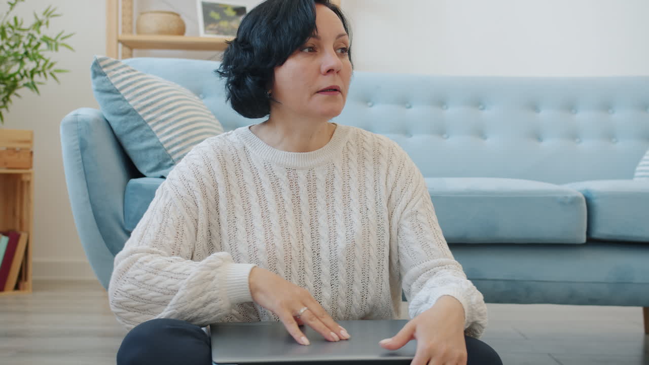 집에서 노트북으로 일하는 여성