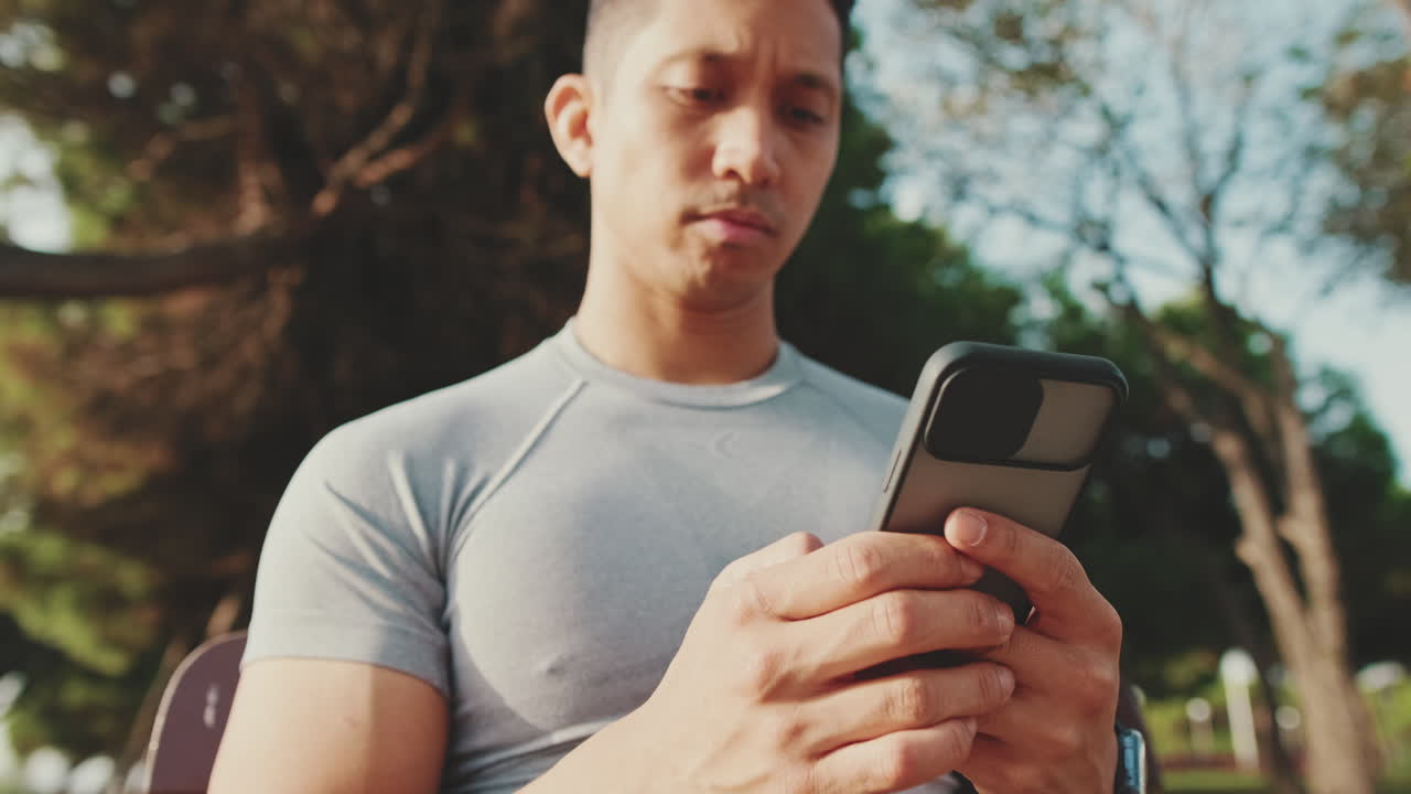 밖에서 스마트폰을 사용하는 남자