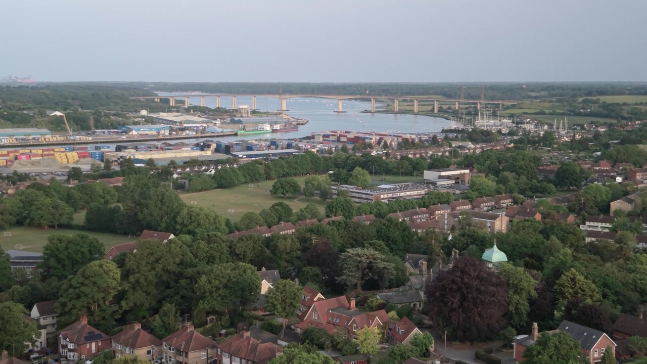 Rivelazione aerea di un quartiere residenziale e del Ponte di Orwell a Ipswich, Inghilterra