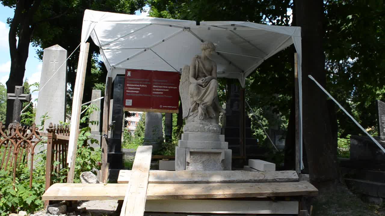 La Polonia esegue lavori di restauro. Leopoli, Ucraina. Cimitero di Lychakiv, il complesso storico e commemorativo (dal 1991) a Leopoli nel quartiere storico di Lychakiv, uno dei cimiteri più antichi dell'Ucraina