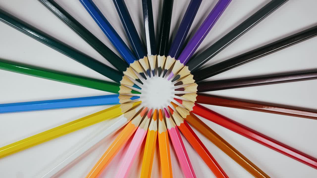 el bolígrafo se sintió en el tocadiscos. el marcador girar girar. girar, crear patrón, hacer el diseño de la forma del círculo. vista superior, colocación plana