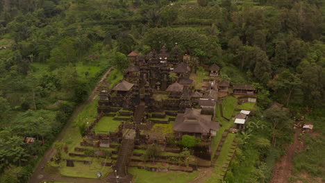 Alte-Religiöse-Gebäude-Im-Hindu-tempel-Von-Besakih-In-Bali,-Indonesien.-Luftaufnahme-Von-Atemberaubenden-Alten-Tempelgebäuden-Mit-Hohen-Pagoden,-Umgeben-Von-Tropischem-Regenwald