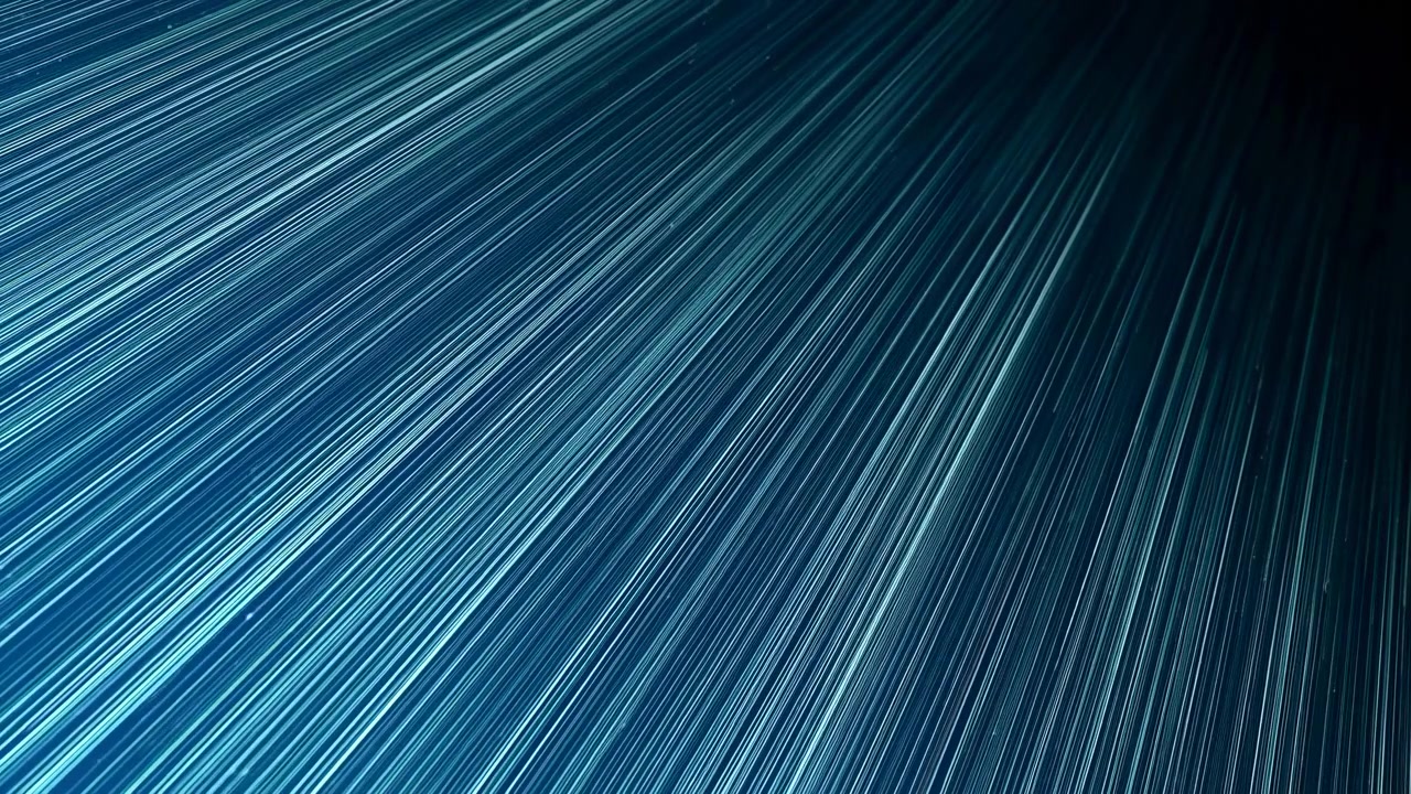 Linee sottili blu e ciano scivolano su un campo blu scuro profondo in bande diagonali stratificate, producendo un movimento direzionale continuo, punti luce brillanti e una prospettiva forte attraverso una densa texture lineare.