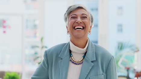 Mujer-Mayor-Feliz,-Riendo