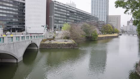 Ciudad-De-Tokio,-Edificio-Contrastado-Con-El-Antiguo-Foso-Imperial