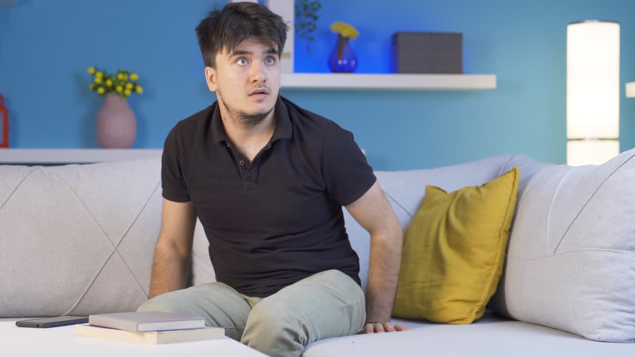 두려움으로 주위를 둘러보는 사람.