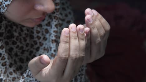 mujeres musulmanas con pañuelo en la cabeza orando por la noche