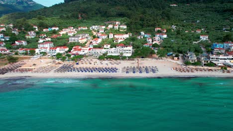 vista de drones de la playa dorada después de una tormenta con una línea de algas cerca de la playa, vegetación exuberante, colores vivos, altos picos montañosos, isla de thassos, grecia, europa
