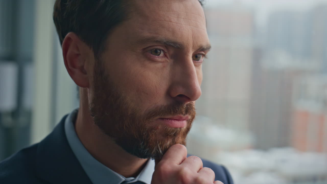 en primer plano el gerente nervioso pensando la ventana panorámica de la habitación de la oficina. el líder reflexionando