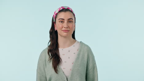 mujer, cara y tarjeta de crédito publicitaria en el estudio