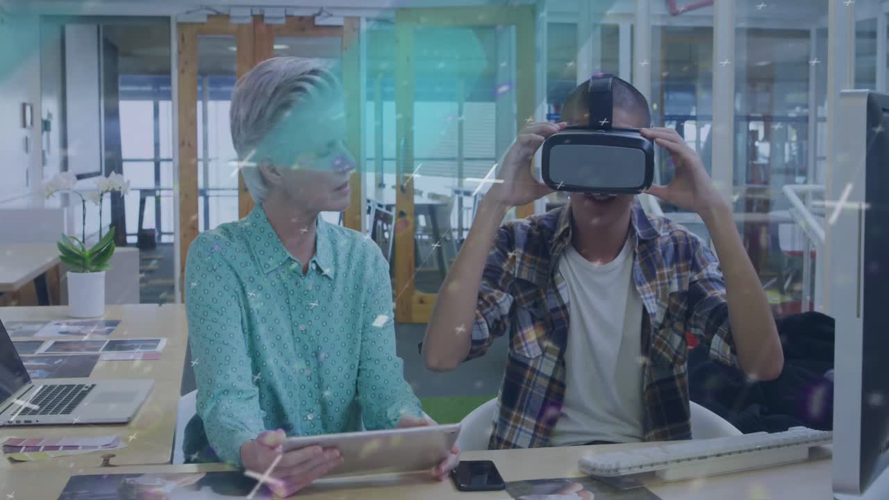 animación del procesamiento de datos sobre diversas personas de negocios en la oficina