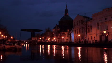 Time-lapse-Día-A-Noche-En-Leiden-Con-Puente-Móvil-Y-Luces-En-El-Río-15-10-2020