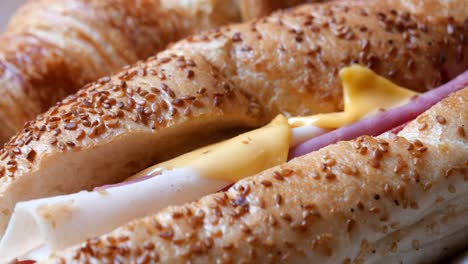 primer plano de un delicioso sándwich de jamón y queso en un croissant