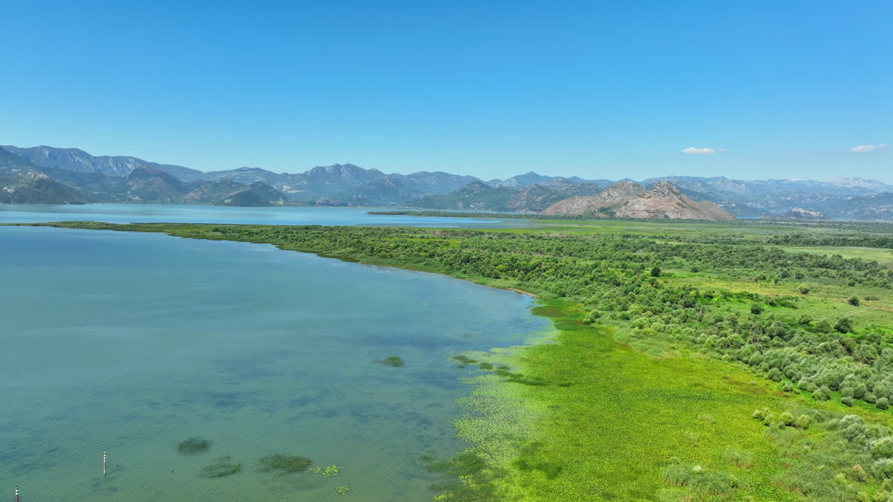 몬테네그로 의 스카다르 호수 국립 공원 에 있는 습지 를 뒤집은 공중 사진