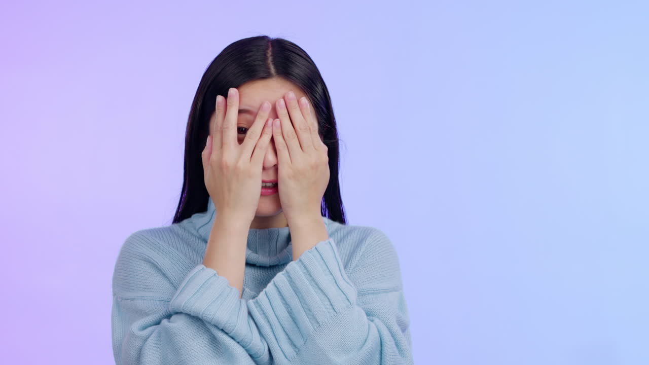 얼굴, 여자 그리고 두려움으로 눈을 가리는