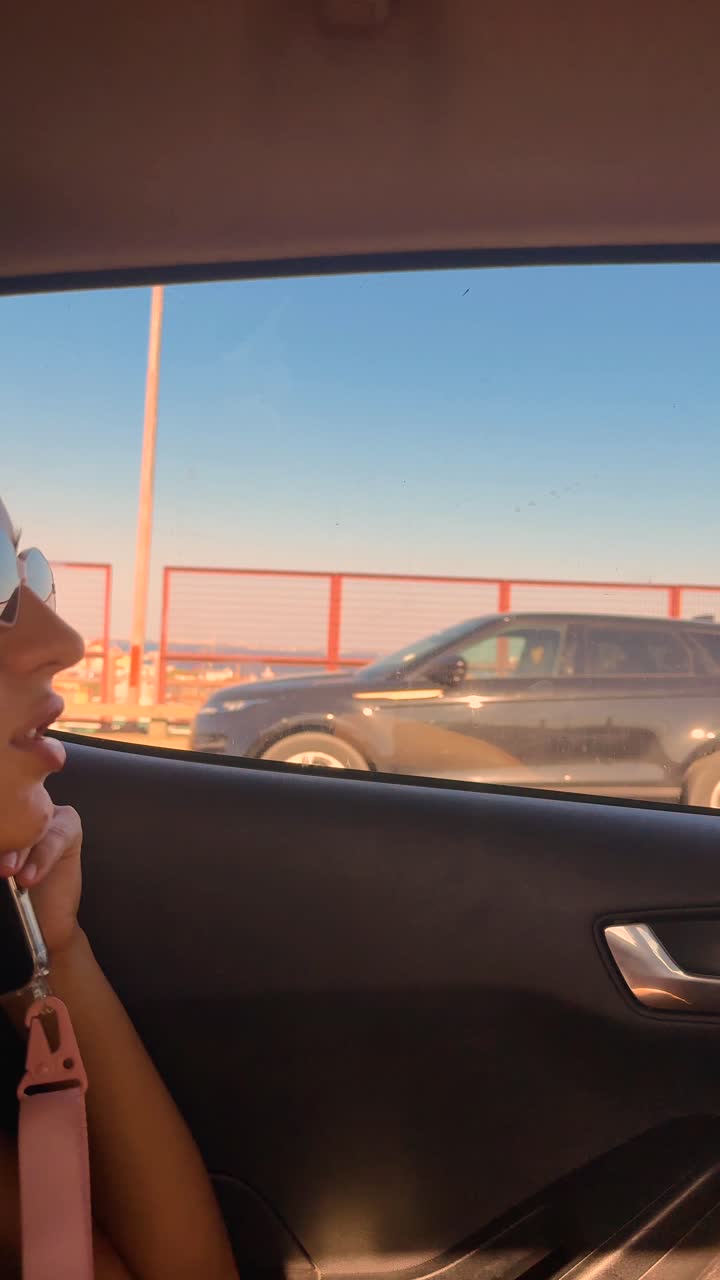 창밖을 바라보는 차에 있는 여자